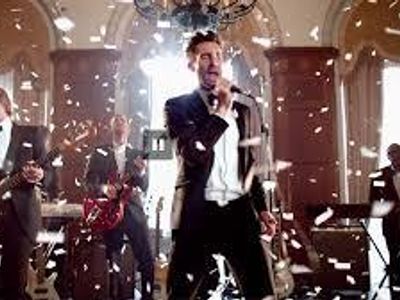 Maroon 5 can't stop crashing weddings