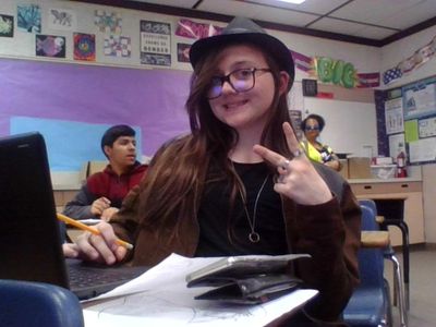 LOOK AT MY  GIRL @jeonginscreamsickle/kiera dont she look like patrick from fob?