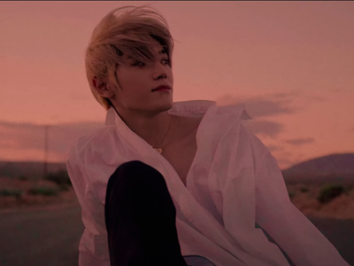 I paused the MV right as Taeyong looks stunning af O.O