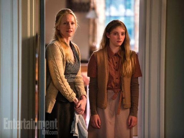 Would you rather... have a family like Katniss's (mom and sister) or a family like Tris's (brother, mother, and father)?