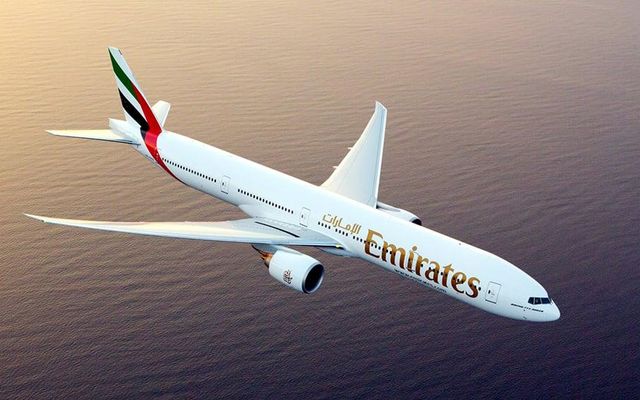 Come posso comunicare con l'operatore Emirates Airlines? (1)