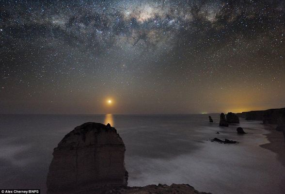 Can the Milky Way galaxy be seen by the naked eye in a clear sky? Are photos like this "real" or "processed" (super-imposed) ?