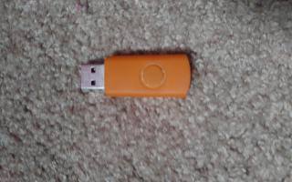 I found a weird flash drive when i was cleaning my desk. It had files from 2010 and 2013. Should i tell my mom that i found it?