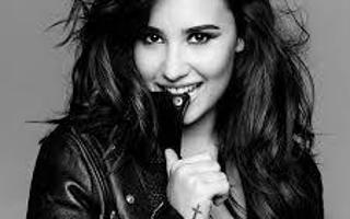 Which picture does Demi Lovato look prettiest in?