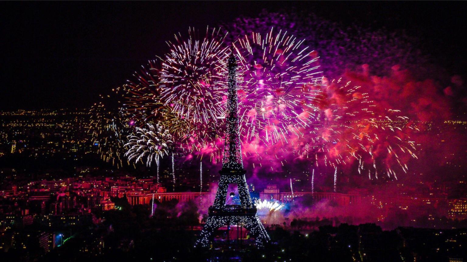 Jours en france. Новый год во Франции. Рождество во Франции. Новый год в Париже. Париж салют.