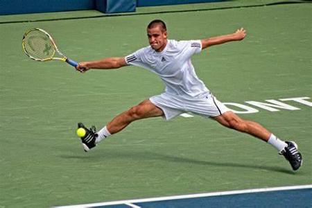 In table tennis, how many points does a player need to win a game?