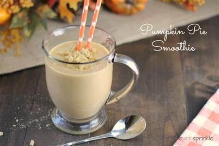 What spice is commonly added to fall-themed smoothies for a warm flavor?