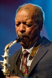 Which jazz saxophonist was known for his innovative 'sheets of sound' technique?