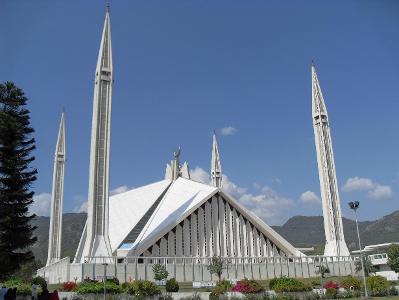 Which architectural feature is typically found at the entrance of a mosque to mark the spiritual significance of the space?