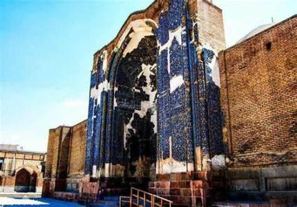 Which famous mosque is known for its blue tiles and minarets in Iran?