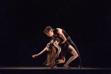 How can dancers convey vulnerability through their movements?