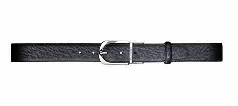 What type of belt typically features a buckle with a prong?