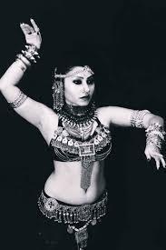 What is the primary focus of tribal fusion belly dance?