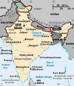 Which mountain range forms a natural border between Pakistan and India?