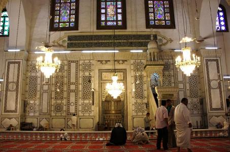 What is the purpose of a qibla wall in an Islamic mosque?