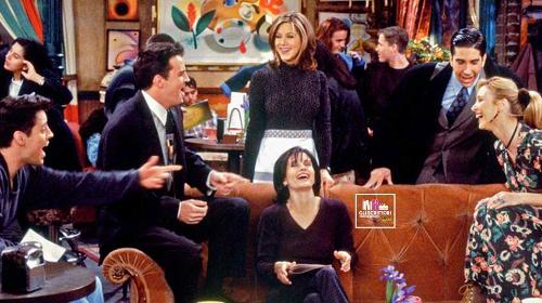 Which artist's songs did Phoebe perform at Central Perk?