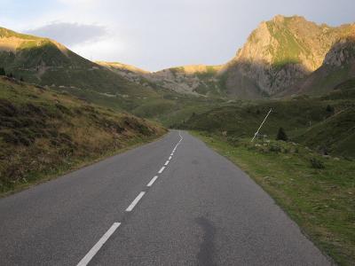 Which race is famous for its brutal climbs including the Col du Tourmalet and Alpe d'Huez?