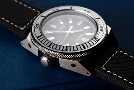 What is the purpose of a watch bezel with a dive time scale?