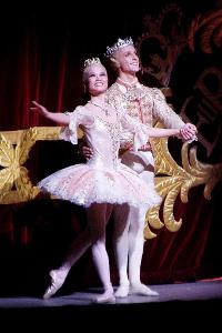 What is the name of the male dancer who partners with the ballerina in a pas de deux?