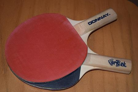 What is the maximum official weight of a table tennis racket?