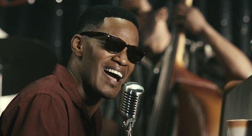 Which musician's life story is depicted in the film 'Ray', starring Jamie Foxx?