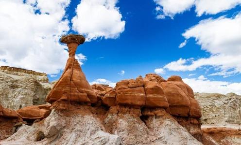 Which desert is known for its famous rock formations called 'hoodoos'?