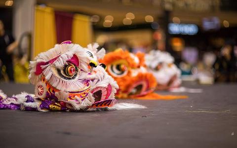 What festival marks the beginning of the traditional Chinese lunar new year?