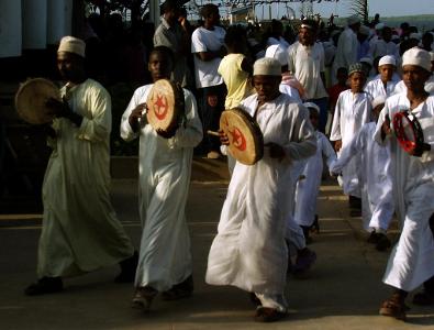 The practice of dhikr in Sufism involves what?