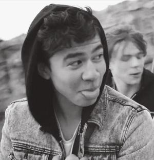 Chapter She Looks So Perfect (Calum's P.O.V.)