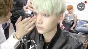 [BANGTAN BOMB] SUGA is trying to wear contact lenses.