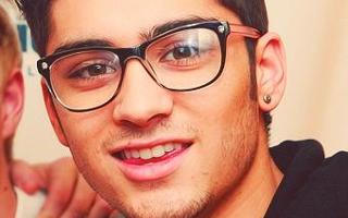 Doesn't Zayn Look Sexy With Glasses?!