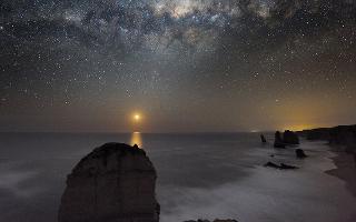 Can the Milky Way galaxy be seen by the naked eye in a clear sky? Are photos like this "real" or "processed" (super-imposed) ?