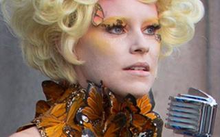 Who plays Effie Trinket in Hunger Games? I know the answer to this, do you?  You only get to answer once! Hint: It is either Jennifer Lawrence Jena Malone Elizabeth Banks Willow Shields