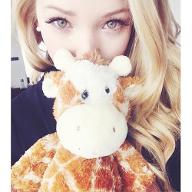 Does anyone like Dove Cameron? I LOVE Dove Cameron SO MUCH, but I want to see if anyone else likes/loves her! :D