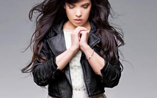 Favorite singer that sings in another language? I didnt know how to word the question, but my favorite is Indila and she sings in French