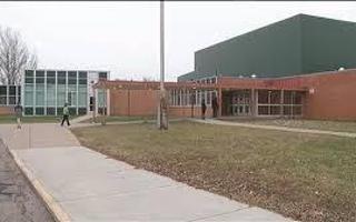 do you go to lincoln elementary/junior high/middle school? I want to know if and Qfeasters are in lincoln? Ever heard of the Stinking Lincoln? Thats the School i go to. if you do not go to lincoln, dont awnser this. (This is the photo of the school)