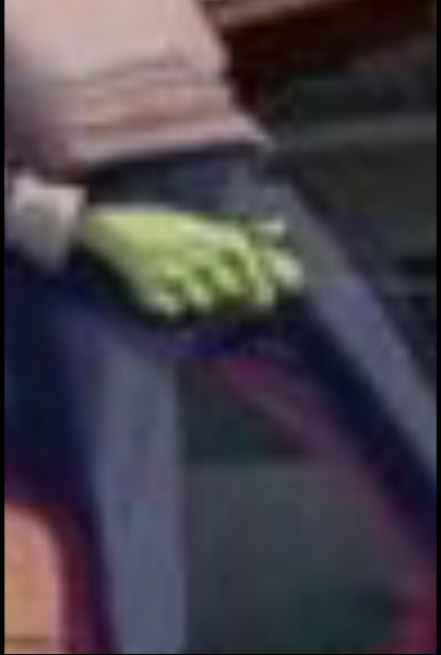 either murdoc has six fingers or thats smth else