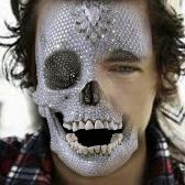 Meanwhile on Harry's face it kinda suits him ??
