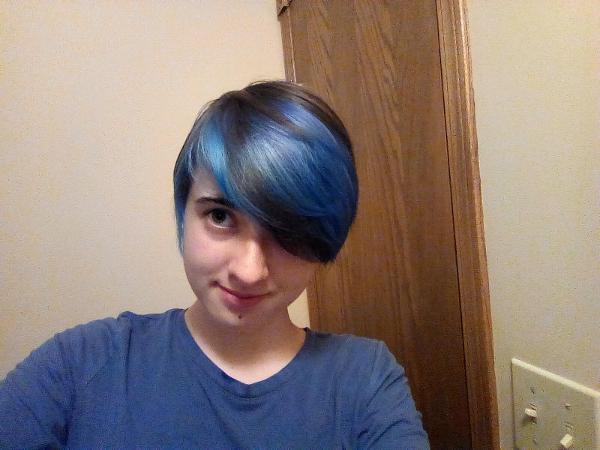 Hair update. Theres a bit of purple but it doesn't show up on camera, and it's kind of under de hair